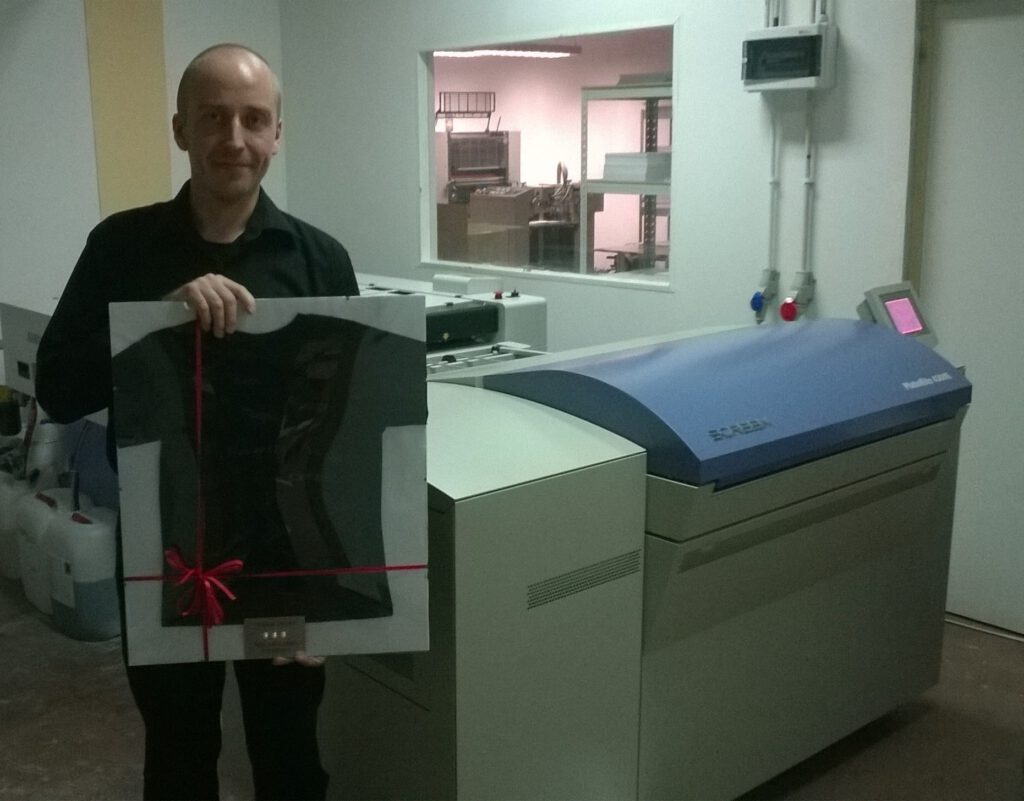 29-05-2015 Work place, CTP Screen PlateRite 4300E imagesetter machine and farewell gift that Tomasz Siniak's got from the team of first employer in Warsaw of Poland, Dzwonkowa street, Wlochy.