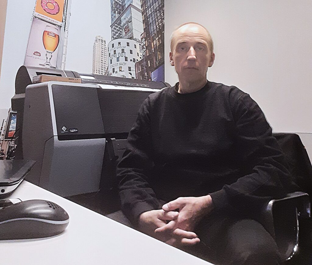 20251001_182914 Tomasz Siniak FILE TO PRINT PrintFactory dealer at the customer headquarter in Warsaw of Poland. Copyright by Tomasz Siniak